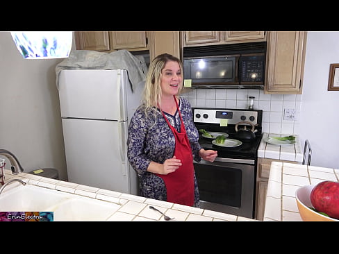 ❤️ A madrasta o ordenha na cozinha antes de sua data Porno doméstico em nós ❌