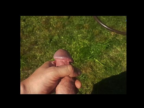 ❤️ A boazona se fode e se ejacula com um esguicho em um jardim de verão Porno doméstico em nós ❌