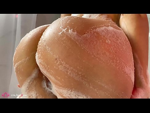 ❤️ Brunette Masturbates Pussy com Vibrador para Orgasmo Intenso no Chuveiro Porno doméstico em nós ❌