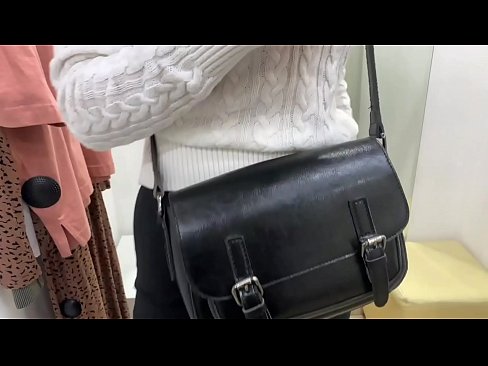 ❤️ Masturbação pública da jovem cadela FeralBerry com um dildo no provador Porno doméstico em nós ❌