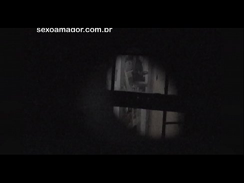 ❤️ Lourinho é secretamente filmado por um voyeur de bairro escondido atrás de tijolos ocos Porno doméstico em nós ❌