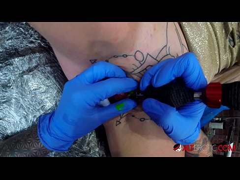 ❤️ Extremamente tatuada, a brasa Sully Savage fez uma tatuagem em seu clítoris Porno doméstico em nós ❌