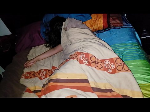 ❤️ Stepson berating sua jovem madrasta enquanto ela dorme. Porno doméstico em nós ❌