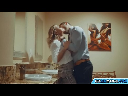 ❤️ Quando uma loira peituda o seduz em um banheiro público Porno doméstico em nós ❌